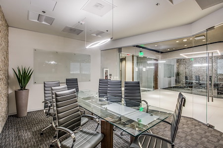 Lucid Private Offices | Sugar Land - The Fulton Boardroom