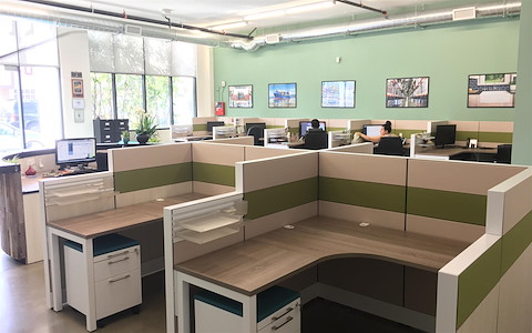 Well-lit open work space (desk 14)