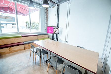 Minds Cowork - Bright Box Meeting Room