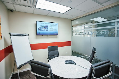 Jay Suites - 10 Times Square - Meeting Room C for 4