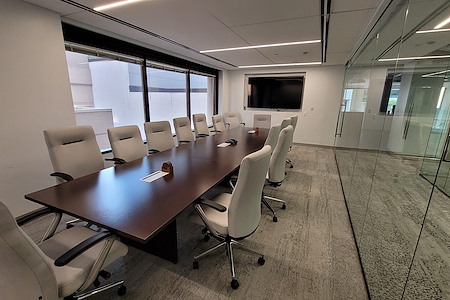 TKO Suites Arlington - 10 person modern meeting room