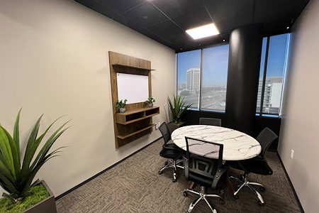 Lucid Private Offices | Las Colinas - Collaboration Room