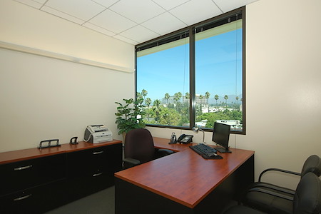 (COL) Koll Center - Window Office