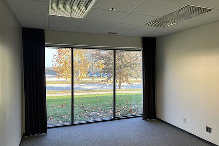 AmeriCenter of Livonia - Suite 106 - Standard Office