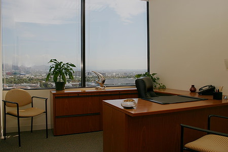 (BH1) Beverly Hills Triangle 1 - Exterior Office