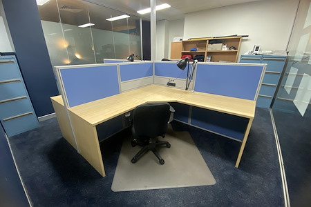 Black Classic - Large desk with privacy divider